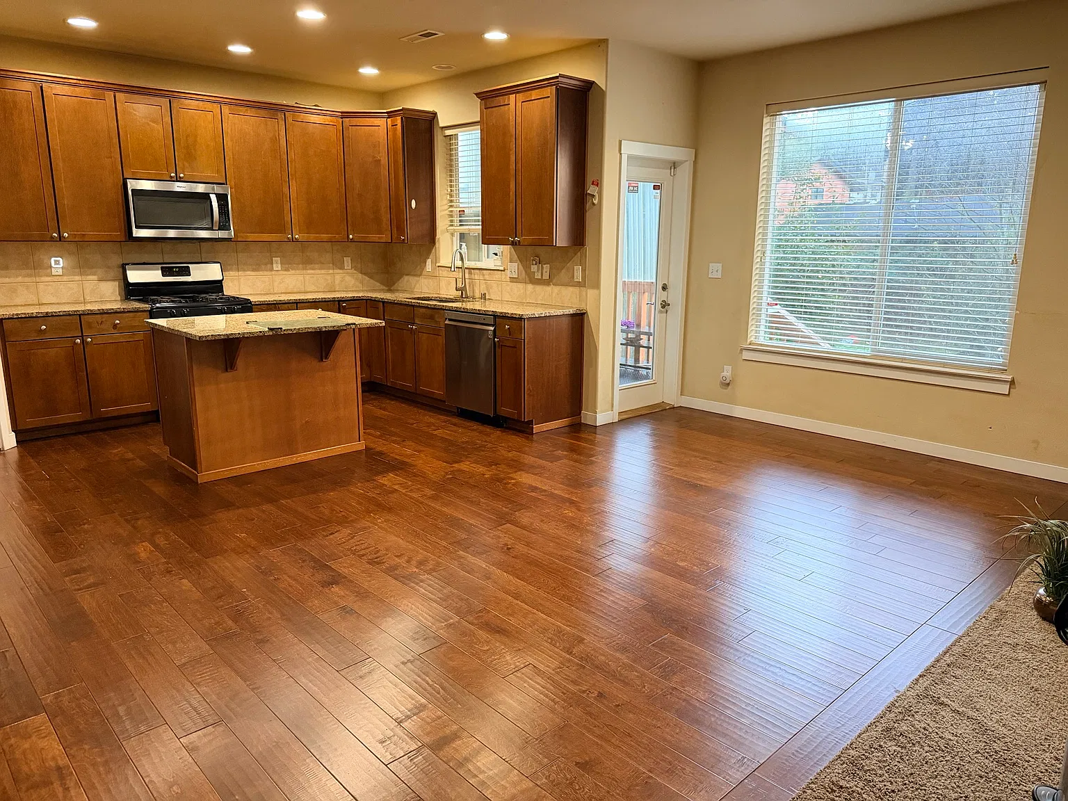 4 bed, 2.5 bath, 2210 sqft, $4,000 — Photo 4