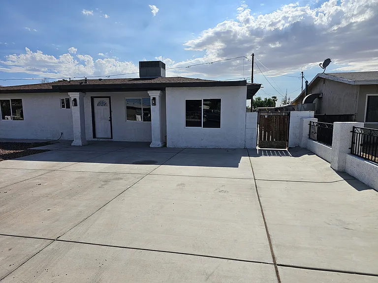 1206 S 9th Ave — Photo 2