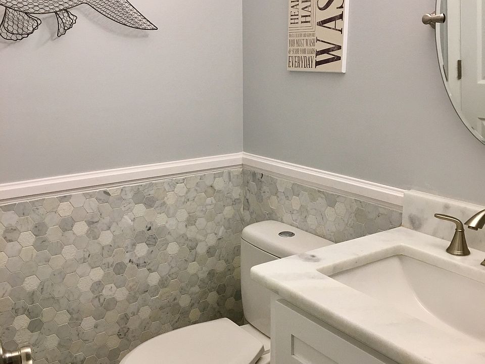 Guest 1/2 bath