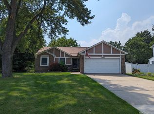 22640 Monterey Dr, Woodhaven, MI 48183