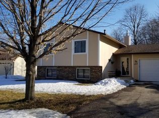 707 Dresden Dr, Chaska, MN 55318