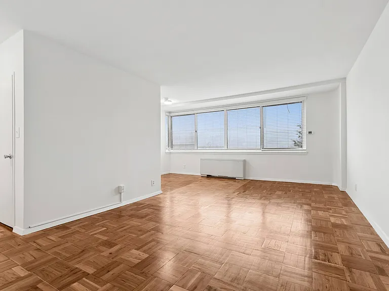Quebec House Apartments — Photo 32