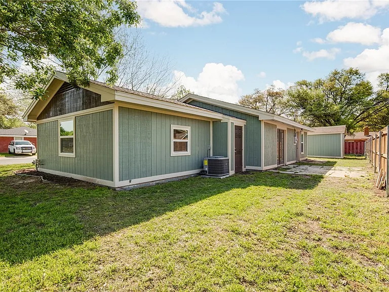 1302 Hackberry St — Photo 19