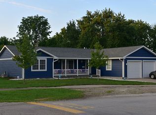 912 Maine St, Windsor, IL 61957