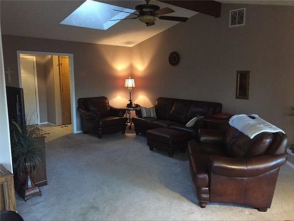 3rd image of 15 Deddington Dr