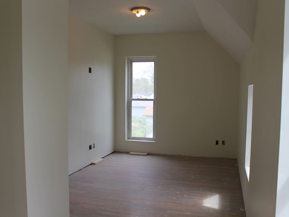 2nd image of 202 E Main St
