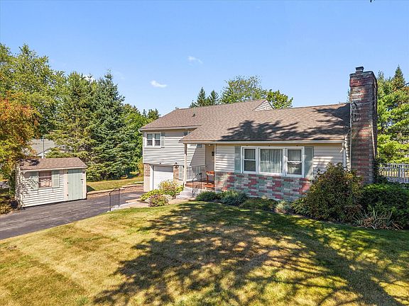4th image of 30 Birchwood Boulevard