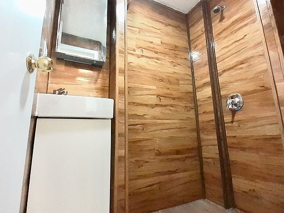 5th image of 102 Washington Pl #1J