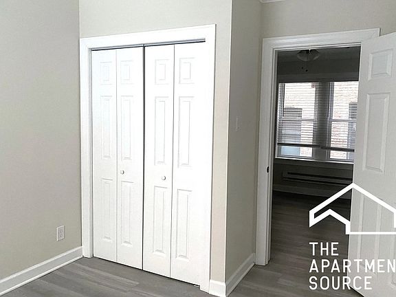 3rd image of 839 W Cornelia Ave APT 1S