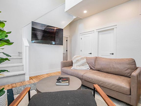 3rd image of 331 S Hill Ave