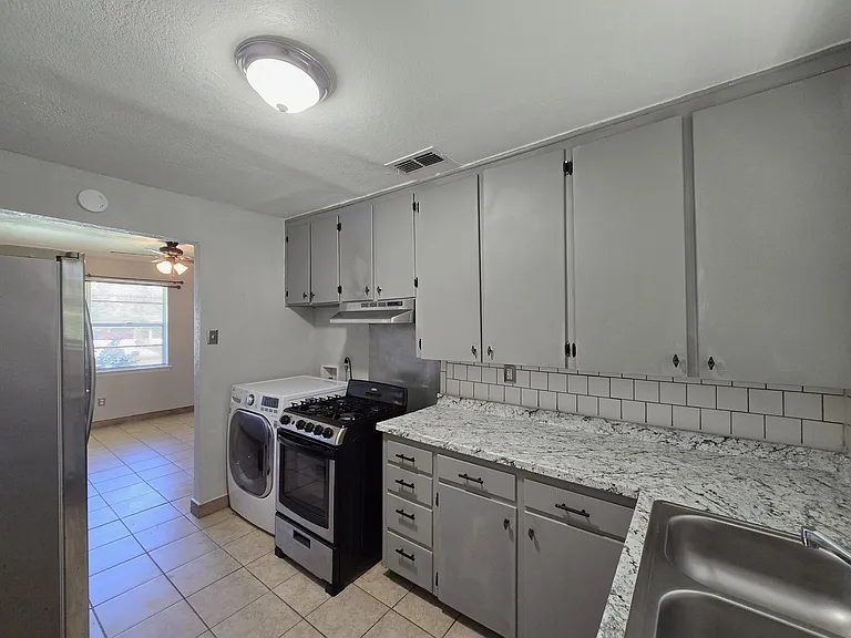 212 E Valley Rd — Photo 14