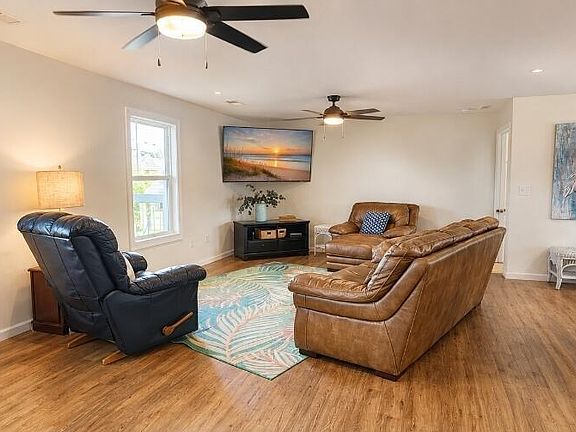 3rd image of 205 Pine Ridge Dr