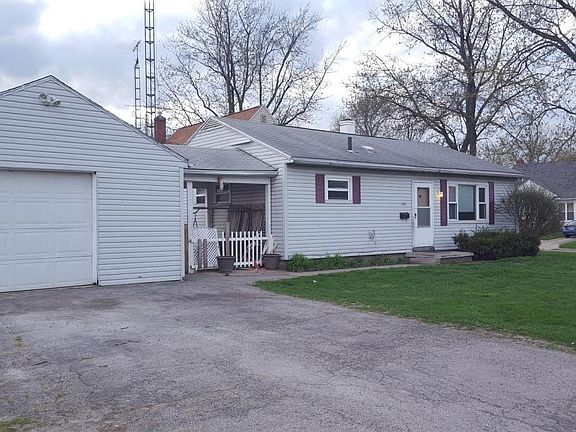 Large garage/man cave with spacious extra wide drive for parking