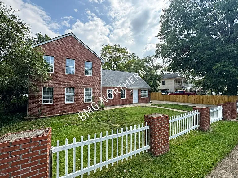 158 Baker St — Photo 2