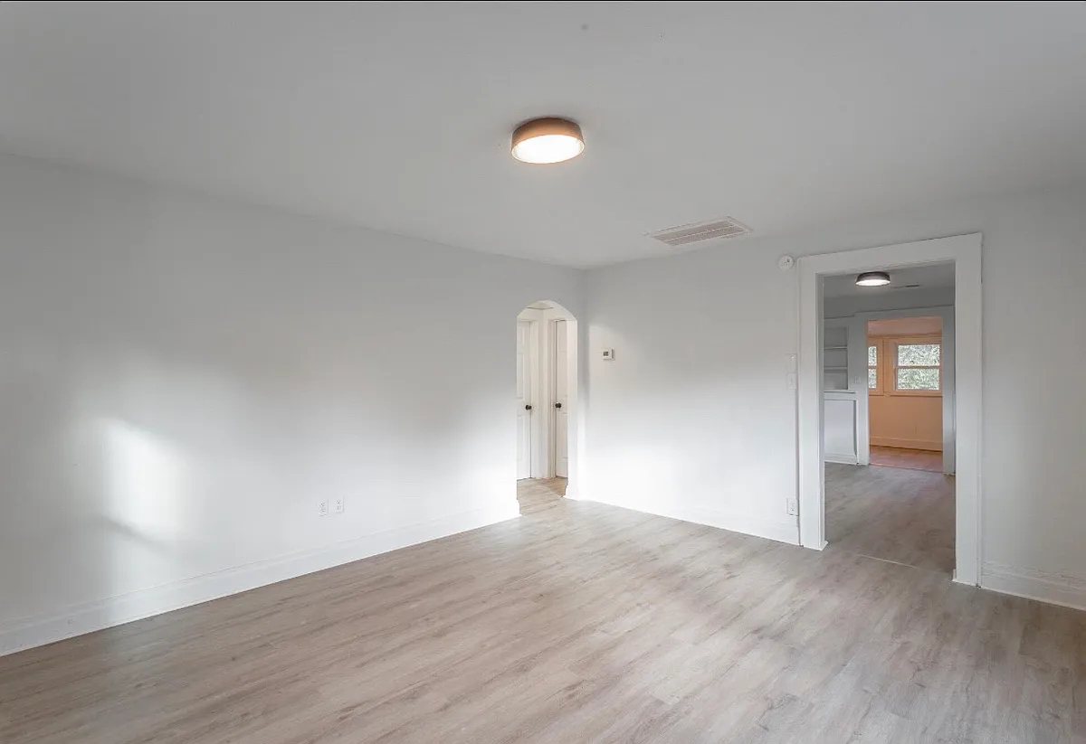 Building Photo - 2124 Tunnel Blvd