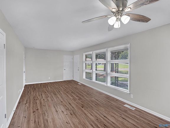 5th image of 2222 Lynn Rd NW