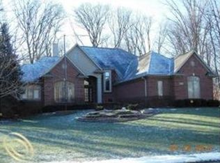 5880 Turnberry Dr, Commerce Township, MI