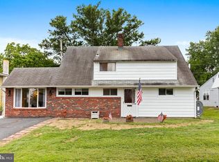 16 Roundwood Ln, Levittown, PA