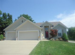 992 Holly Dr, Liberty, MO 64068