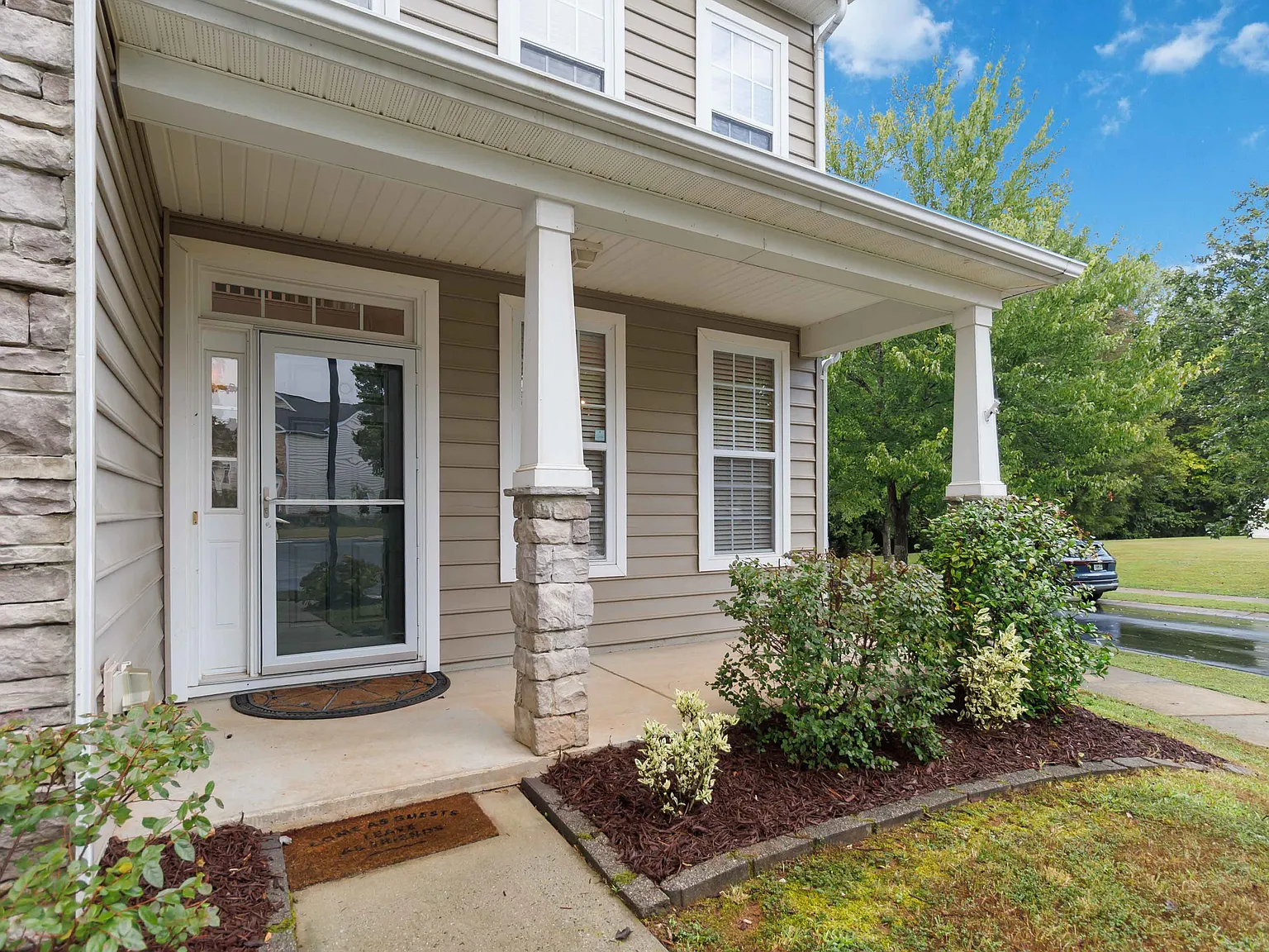 5 bed, 3230 sqft, $2,999 — Photo 2