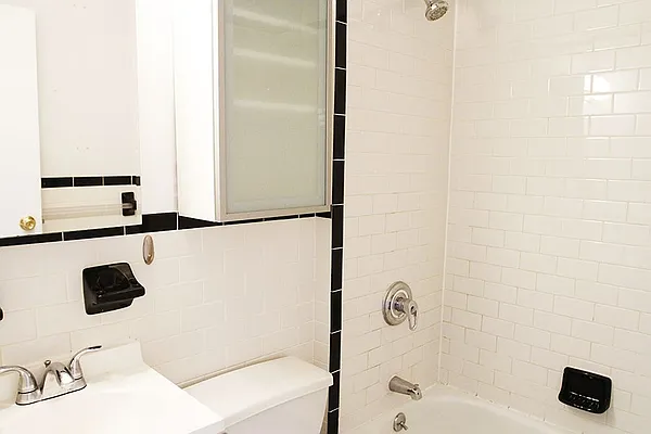 Rented by Twyford Real Estate | media 17