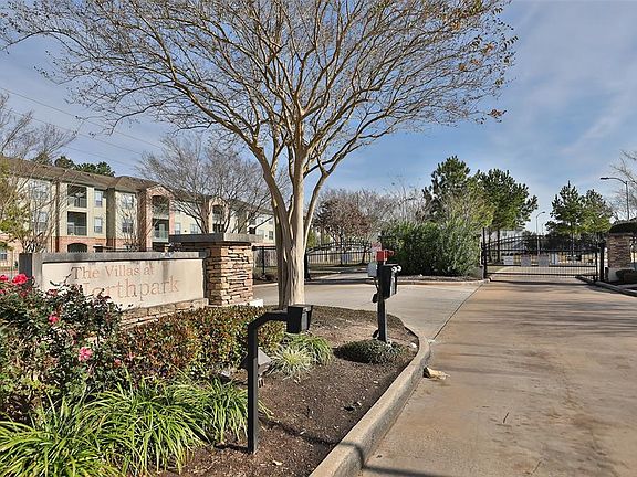 Gated townhome community with quick access to I45, medical, shopping, and restaurants
