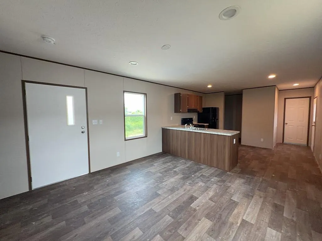 3 bed, 2.0 bath, 869 sqft, $1,425 — Photo 4
