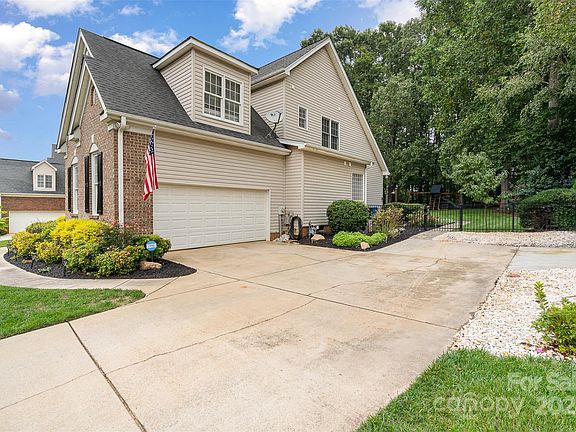 3rd image of 148 Fernbrook Dr