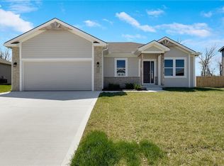 1305 SW 10th Ter, Oak Grove, MO 64075