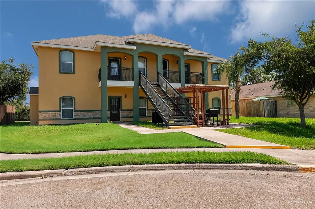 2 bed, 2.0 bath, 3422 sqft, $995 — Photo 2