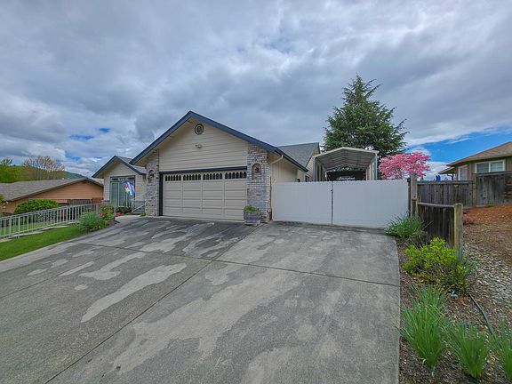 3rd image of 909 NW Regent Dr