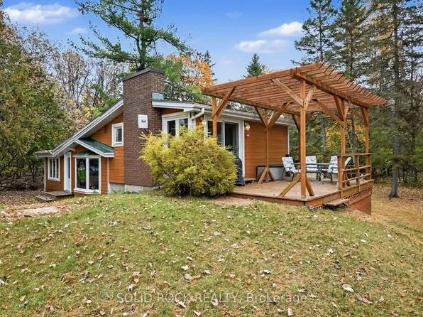 107 Lighthouse Ln, Ottawa, ON K7S 3G7