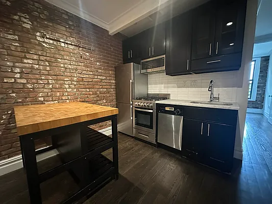 Rented by Avenues Real Estate | media 9