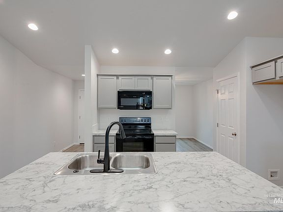 4th image of 3913 E Jamestown Dr