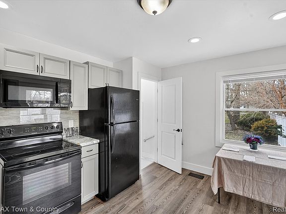 5th image of 3384 Clement St