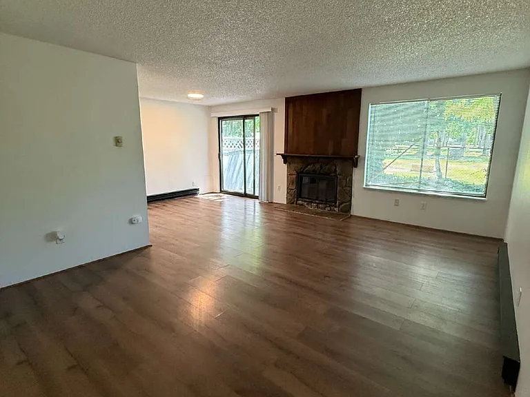 713 F Pl NE #4 — Photo 6