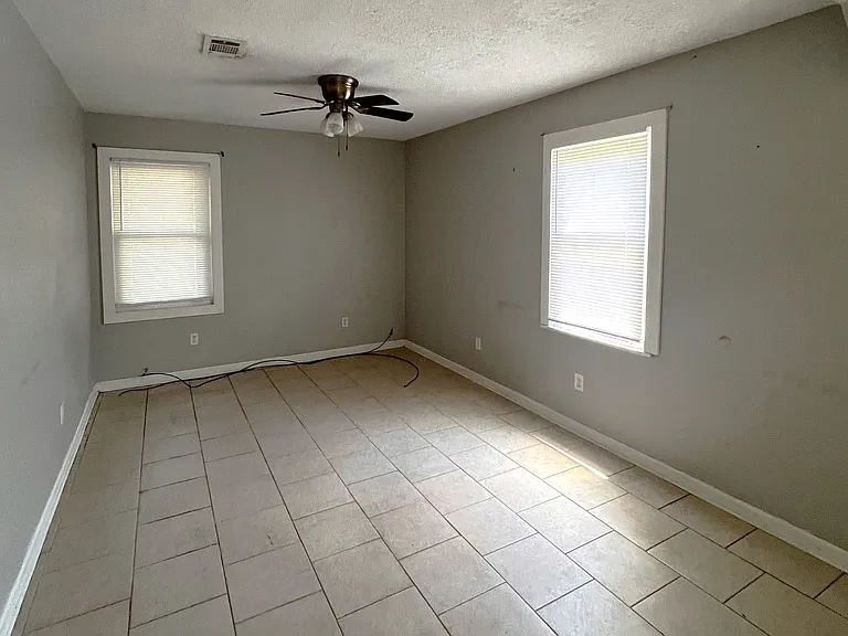 1112 Westwood Dr — Photo 2