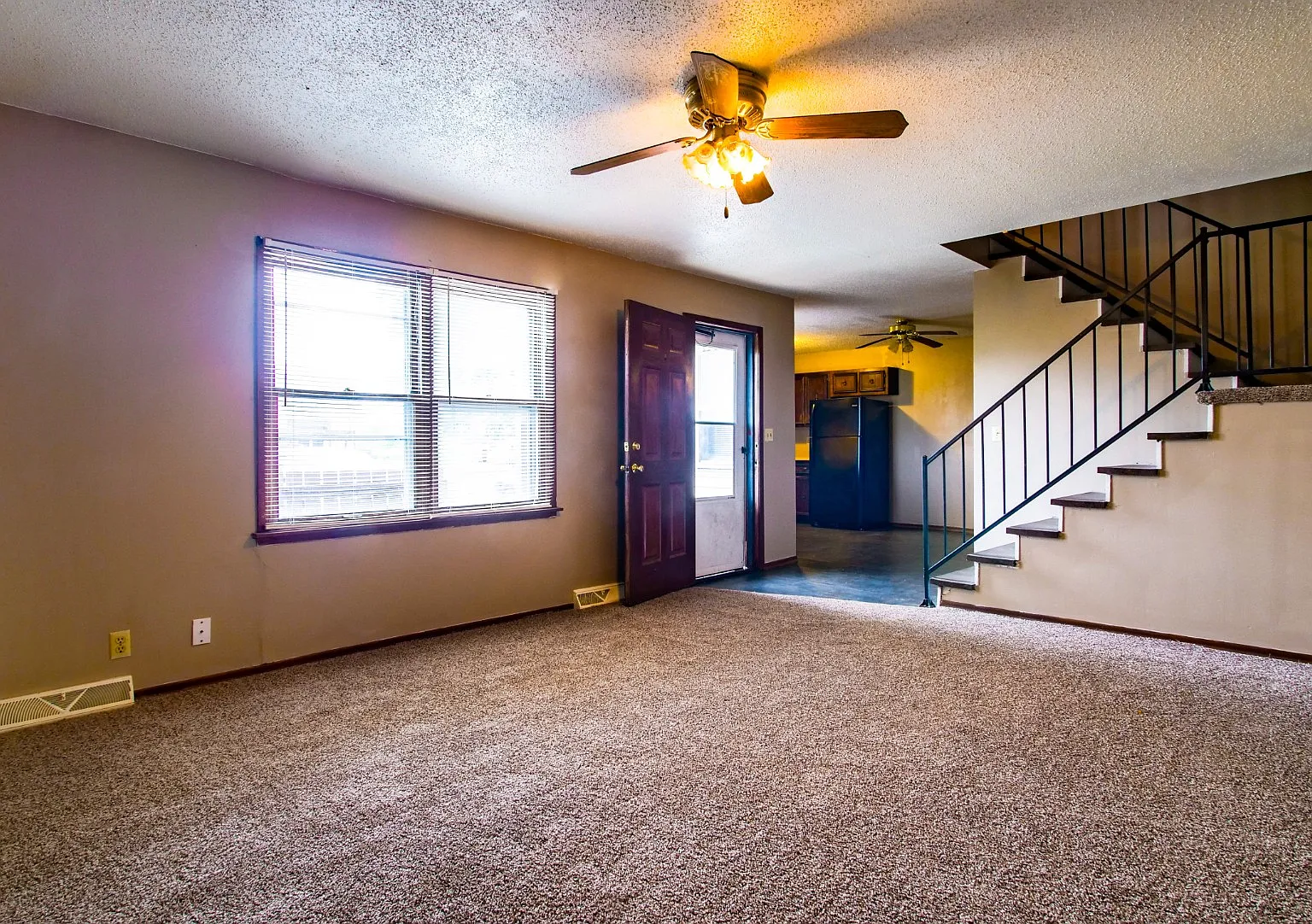 2 bed, 1.5 bath, 2368 sqft, $850 — Photo 3