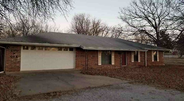1st image of 200 N Oak Ave