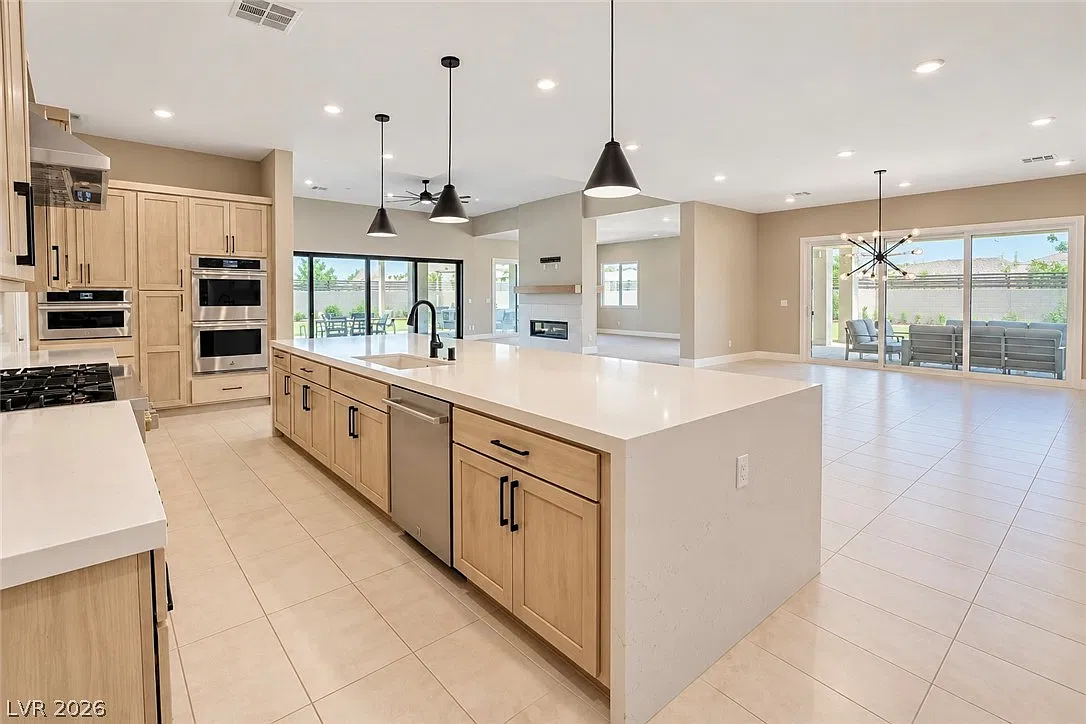 4 bed, 3.5 bath, 4210 sqft, $6,540 — Photo 4