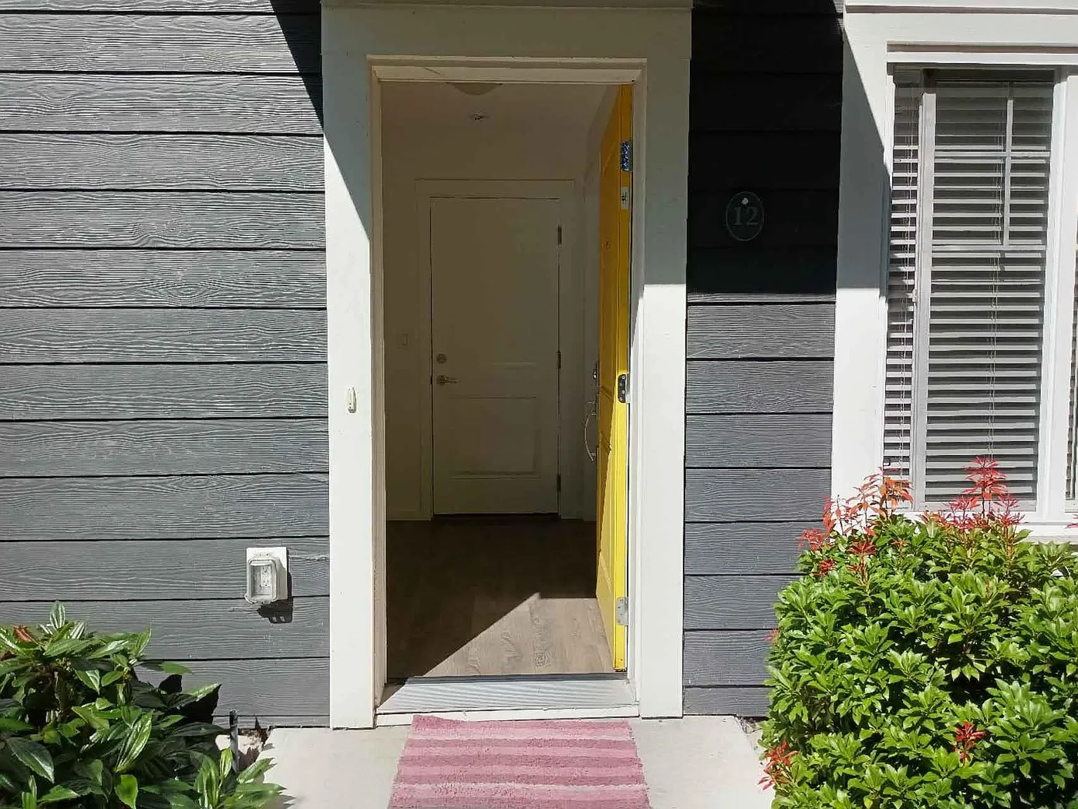 3 bed, 1350 sqft, $3,350 — Photo 2