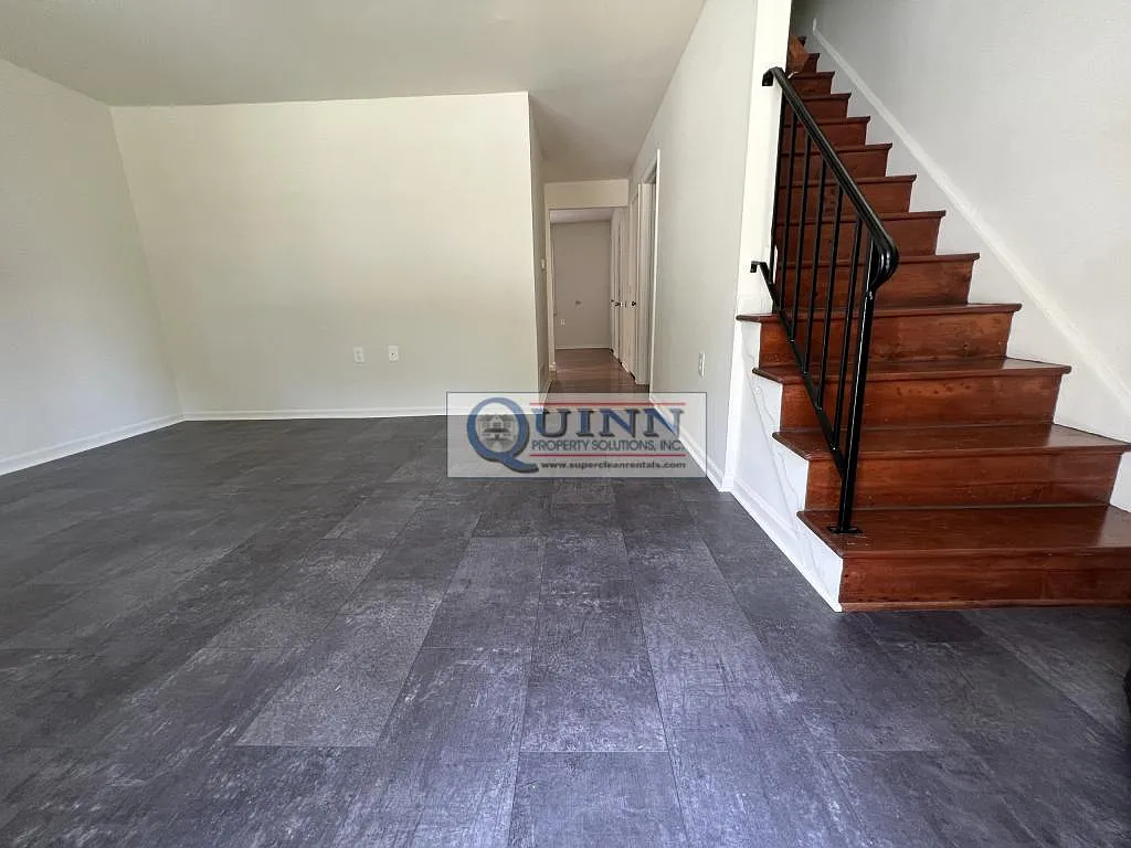 125 E Village Road — Photo 2