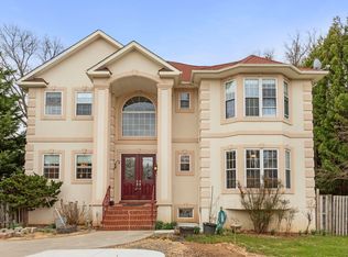 7103 Idylwood Rd, Falls Church, VA 22043