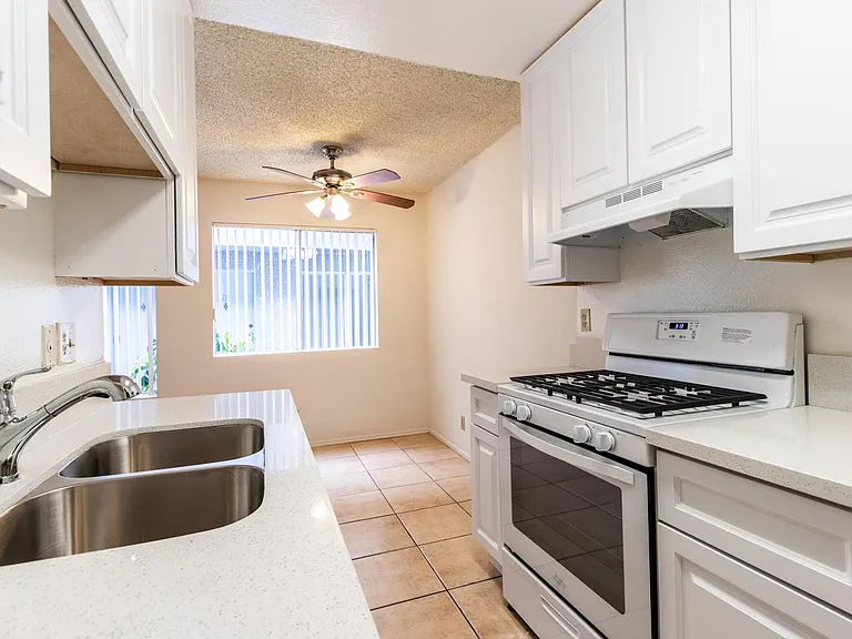 10845 Camarillo St #105 — Photo 27