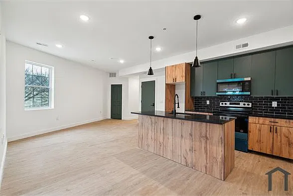 2 bed, $2,000 — Photo 2
