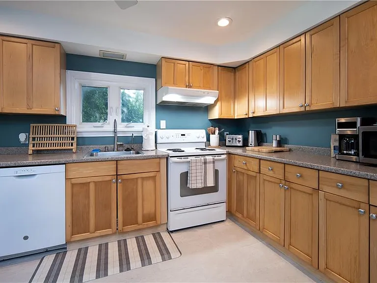 534 Aquidneck Ave #A — Photo 21