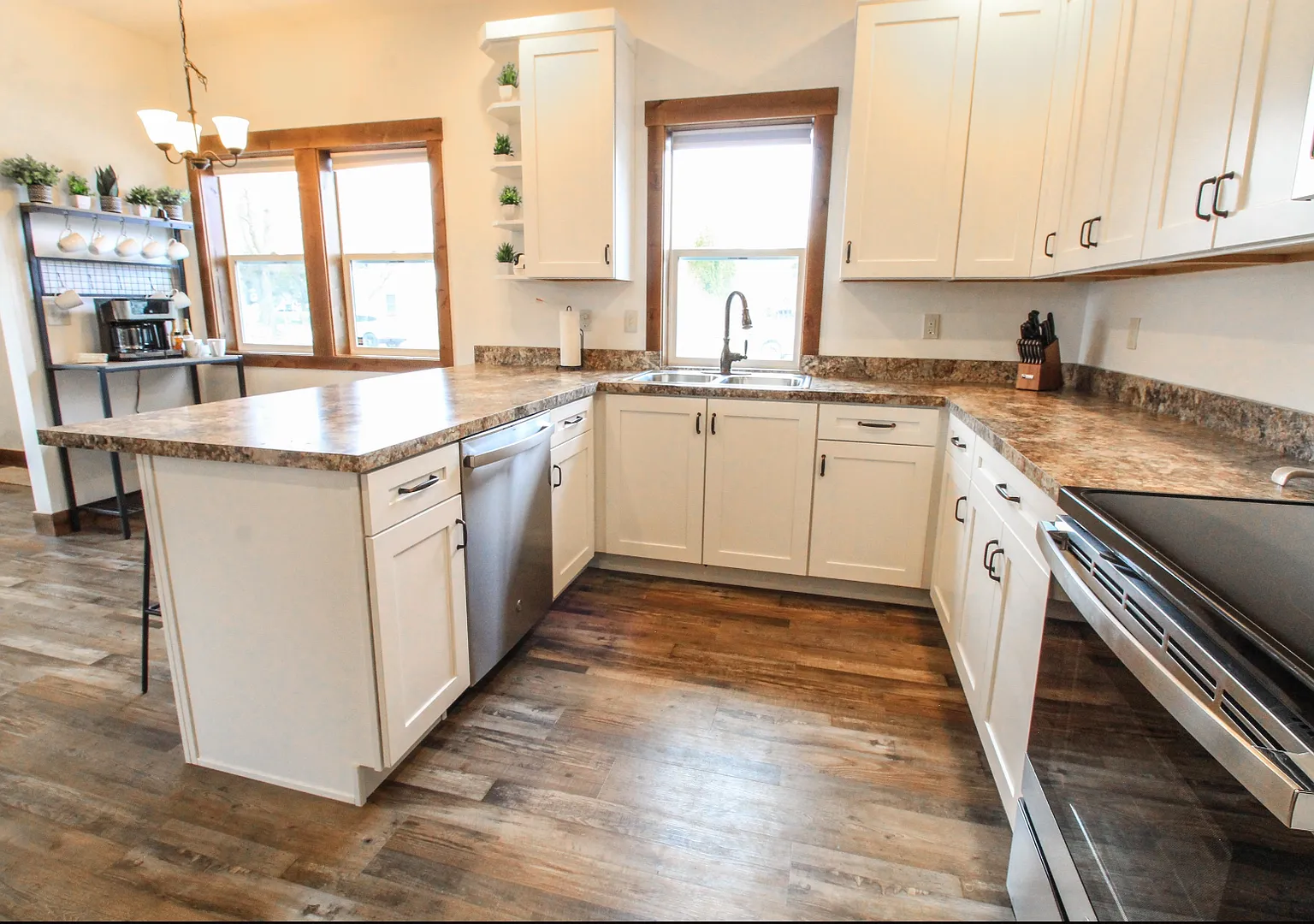 1029 4th Ave W - Fully Furnished Home Available ONLY October 2026 - May 2027 — Photo 2