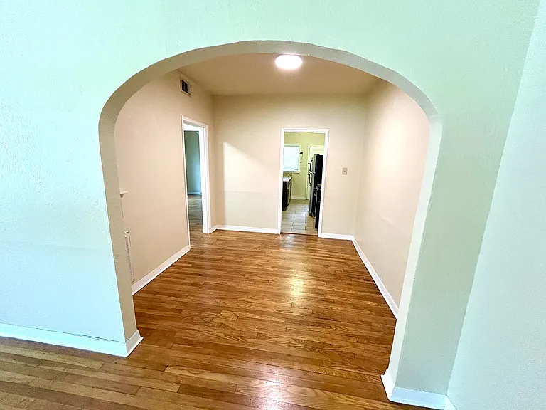 218 E Rosewood Ave — Photo 8