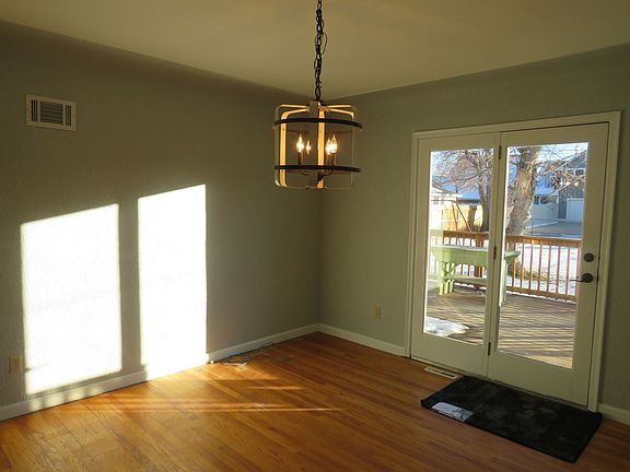 4th image of 832 Parkhill Dr