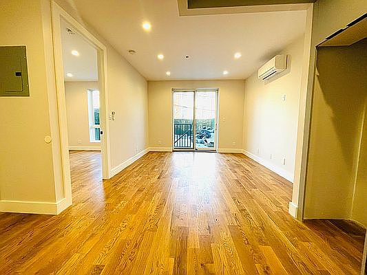 4th image of 389 Sumpter St #1A